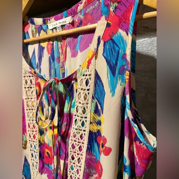 Floral Sleeveless Top with Lace Detail - Picture 4 of 5